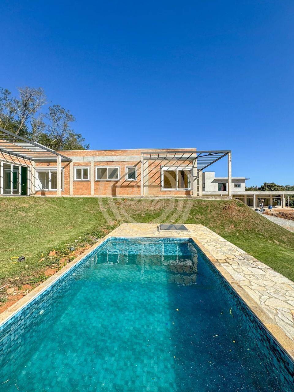 Casa térrea recém construída - Condomínio Riviera do Jaguari/Piracaia