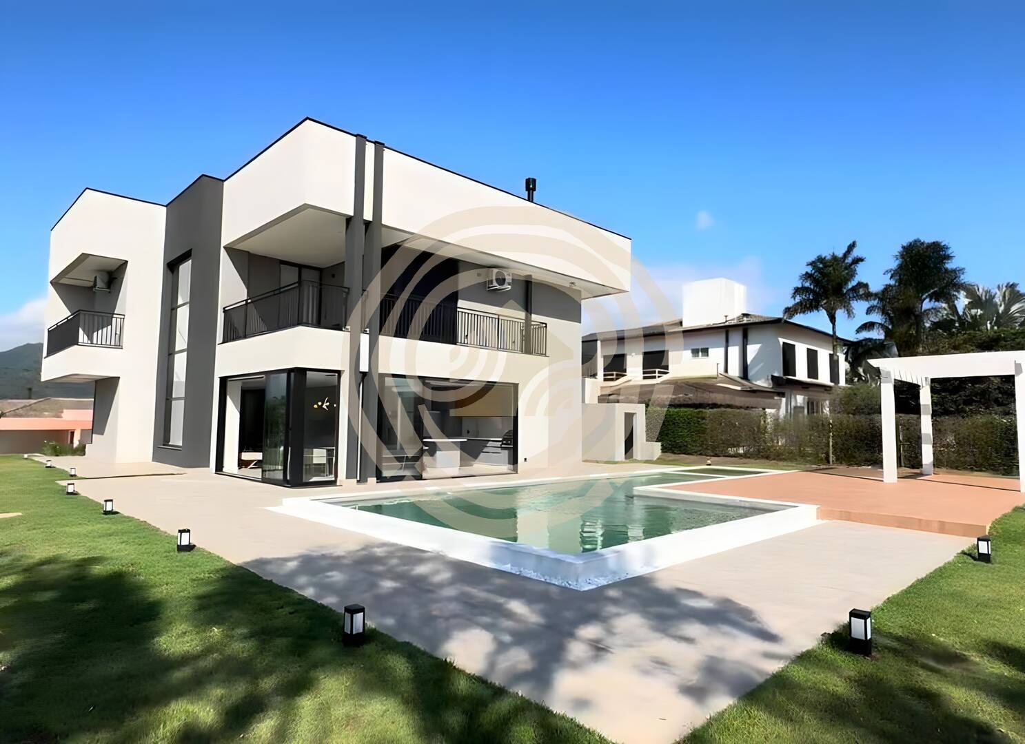 Casa de alto padrão à venda com acesso à represa em Joanópolis