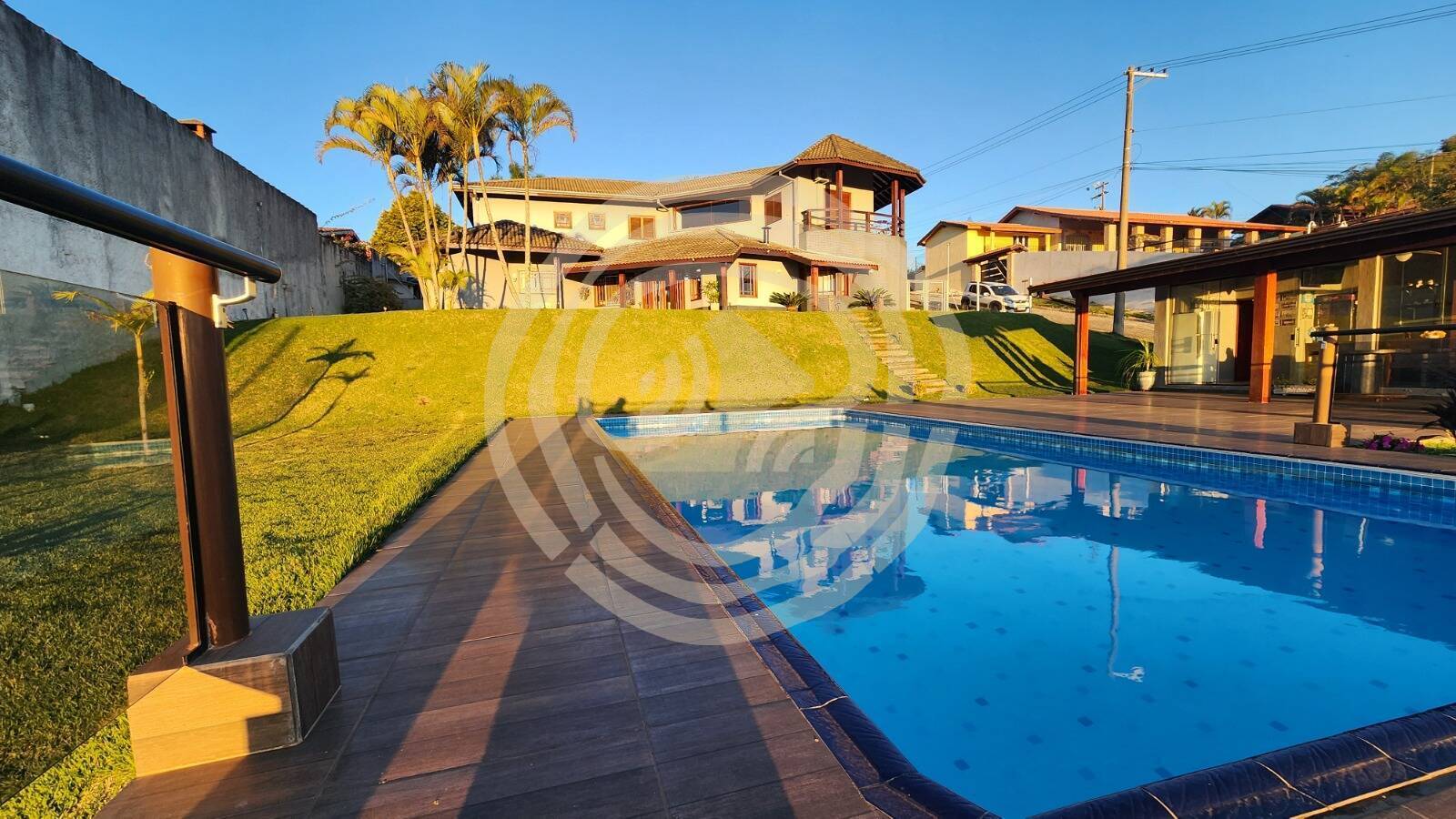 Chácara com 5 Suítes, Vista para Montanhas e Área Gourmet em Atibaia
