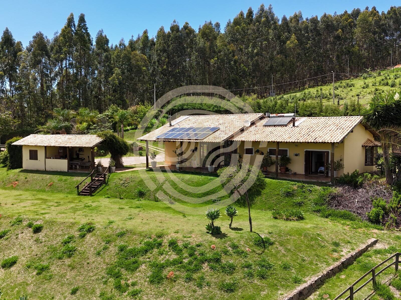 Sítio completo com vista panorâmica em Pedra Bela – porteira fechada