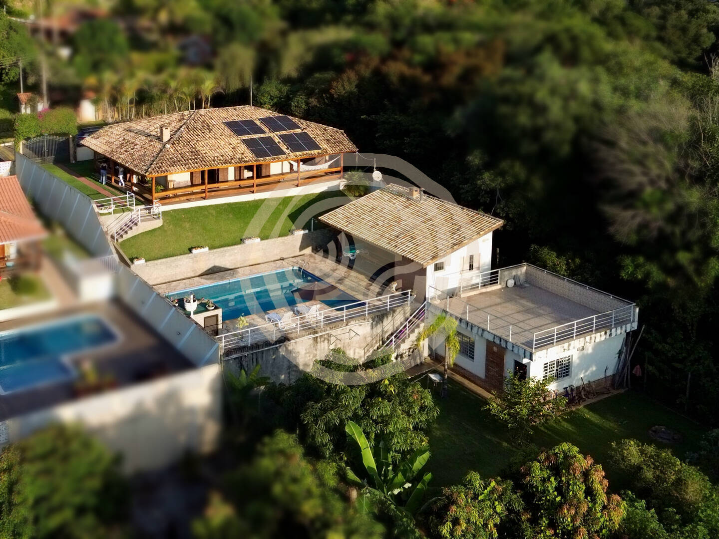 Chácara com vista permanente para o pôr do sol, energia sustentável e lazer