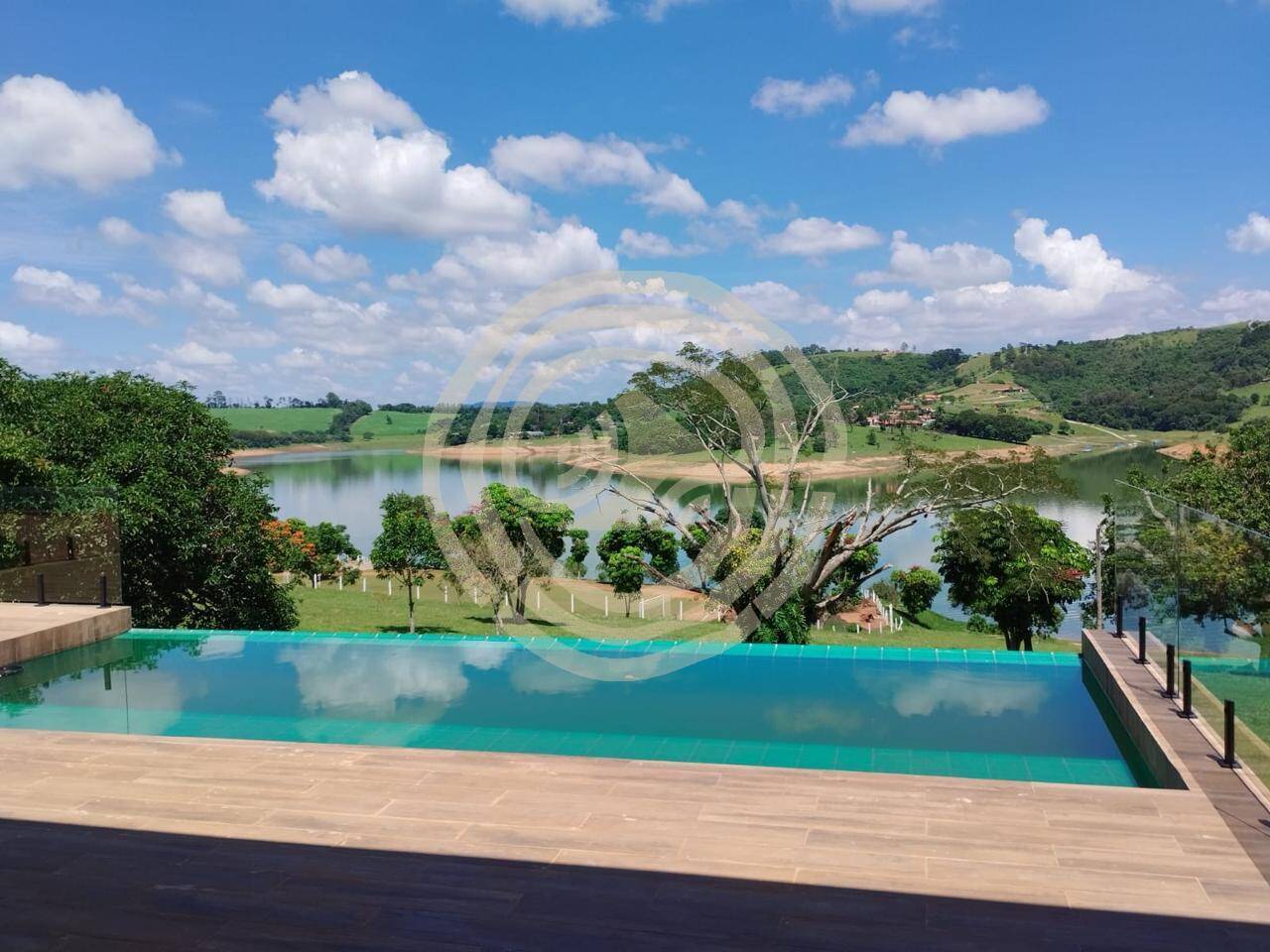 Casa de Alto Padrão Pé na Água na Represa de Piracaia